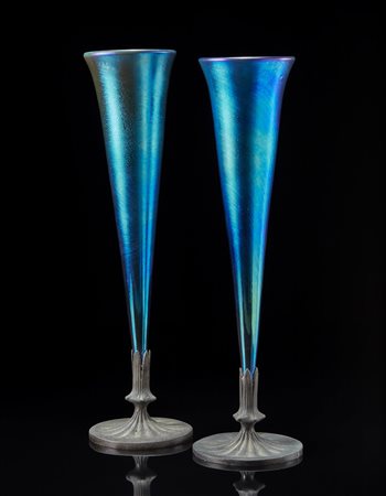 Coppia di vasi in stile Tiffany di forma troncoconica in vetro "Favrile" con...