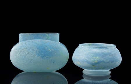 Daum, Nancy Lotto composto da due vasi in pasta vitrea azzurra di forma...