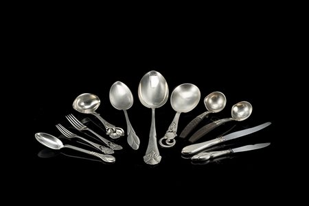 Parte di servizio di posate in argento composto da sedici forchette, otto...