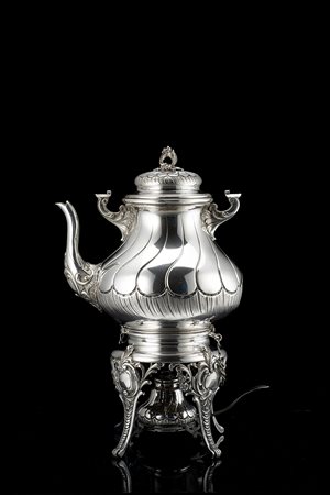 Samovar in argento con supporto a quattro piedi, fornello e colino, decorato...