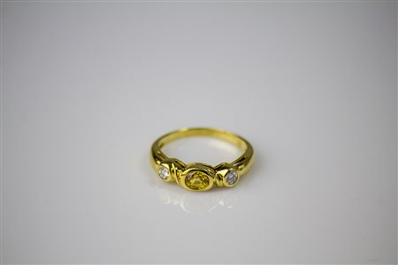 Anello in oro giallo 18kt, gr 4. Zaffiro giallo cts 0.92. Diamanti cts 0.11....