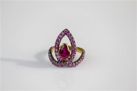 Anello in oro giallo 18kt parzialmente brunito gr, 7.10. Zaffiri rosa cts...