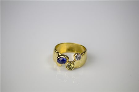 Anello in oro giallo 18kt, gr 7.10, con zaffiro cts 0.96. Diamanti cts 0.55....