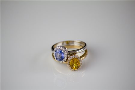 Anello in oro 18kt, gr 6.73. Uno zaffiro giallo e uno blu cts complessivi...