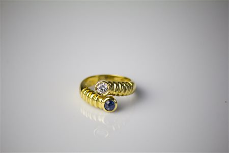 Anello in oro giallo 18kt, gr 8.80, con zaffiri cts 0.57 e brillanti cts...