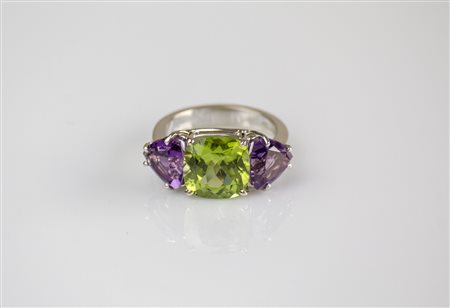 Anello in oro bianco 18kt, gr 5.30, con peridoto centrale e ametiste laterali...