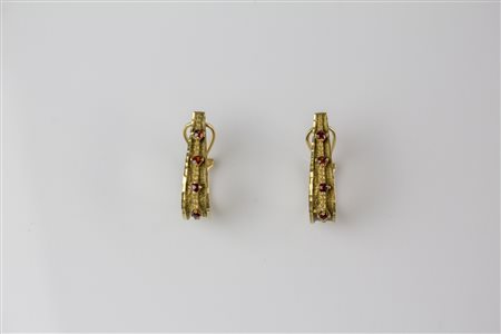 Orecchini in oro 18kt con piccoli granati, gr 6.25. . . [Nessun Autore] 18kt...