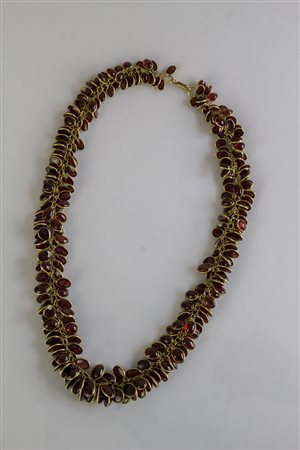 Collana oro giallo e granati cabouchon. cm 48. Gr complessivi 106,30. . ....