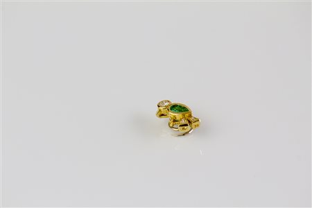 Spilletta d'oro 18kt in forma di uccello, gr 2.15. Smeraldo cts 0.10....