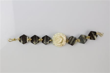 Briacciale in oro, gr 10.80, madreperla, corallo bianco e diamanti cts 0.38....