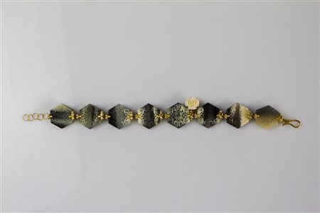 Bracciale in oro, gr 12.40, madre perla incisa, corallo bianco, e diamanti...