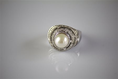 Anello in oro bianco 18kt, gr totali 12.7. Diamanti cts 0.36. Perla coltivata...