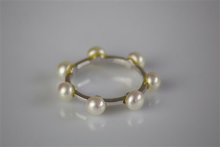 Anello in oro bianco 18kt con perline bianche, gr complessivi 2.10. . ....