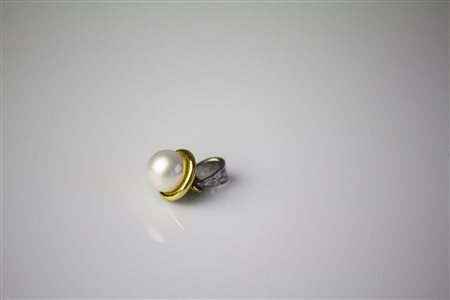 Ciondo con perla 7.5mm in oro bianco e giallo 18kt, gr 2.40, e brillanti...