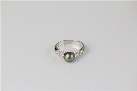 Anello in oro bianco 18kt, gr 4.20, con perla thaiti mm 7. Diamanti cts 0.25....