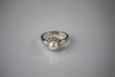 Anello in oro bianco 18kt, gr 4.90. Perla coltivata 6.60mm. Diamanti cts...