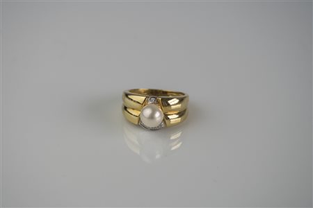 Anello in oro giallo 18kt, gr 7.50, con perle. Diamanti cts 0.05. . . [Nessun...