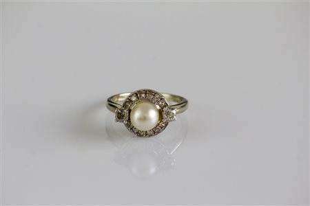 Anello in oro bianco 18kt, gr 5.45. Perla coltivate 7mm. Diamanti cts 0.60. ....