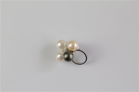 Anello tremblent in oro bianco 18kt e perle 12mm circa. . . . [Nessun Autore]...