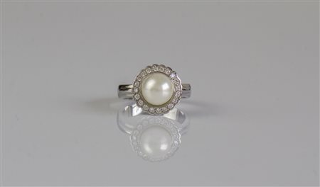 Anello oro bianco 18kt, gr 7,72. Con perla coltivata mm 8,50. Diamanti cts...