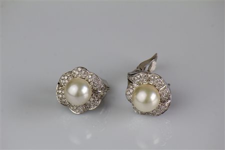 Anello in oro bianco 18kt. gr 14, con perle giapponesi 9mm. Diamanti cts...