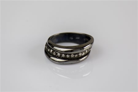 Anello in argento brunito, gr 6.10. Diamanti iced cts 0.14. . . . [Nessun...