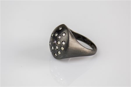 Anello in argento brunito, gr 9.90. Diamanti iced cts 0.28. . . [Nessun...