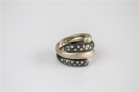 Doppio anello in argento satinato e argento brunito, gr 12.0. Diamanti iced...