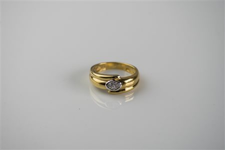 Anello in oro giallo 18kt, gr 6.80. Diamanti cts 0.05. . . [Nessun Autore]...