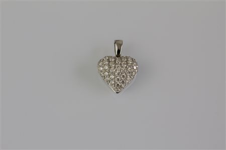 Ciondolo a cuore 11,33 x 10,45mm, gr 2.39 con un pave di diamanti cts 0.80. ....