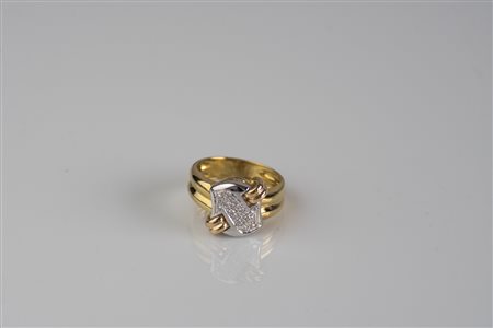 Anello in oro tricolore, gr 8. Diamanti cts 0.16. . . . [Nessun Autore]...