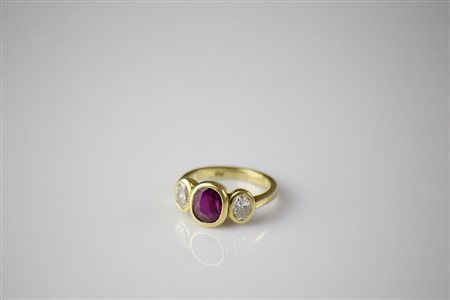 Anello in oro giallo 18kt, gr 6. Rubino cts 1.90. Fiancheggiato da due...