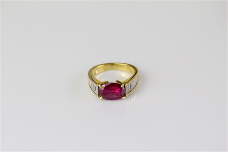 Anello con rubino centrale cts 4.14, fiancheggiato da diamanti baguettes cts...