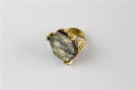 Anello in oro, gr 10.1. Diamanti cts 0.16 e madreperla incisa. Firmati...