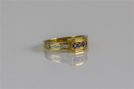 Anello oro giallo 18kt, gr 3,90. Diamanti taglio baguettes cts 0,14. Zaffiri...