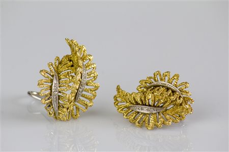 Orecchini in oro giallo e bianco 18kt a foglia di felce con piccoli ouit ouit...