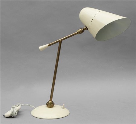 UNA LAMPADA DA TAVOLO, anni "50. Ottone, alluminio laccato. Altezza cm 46.