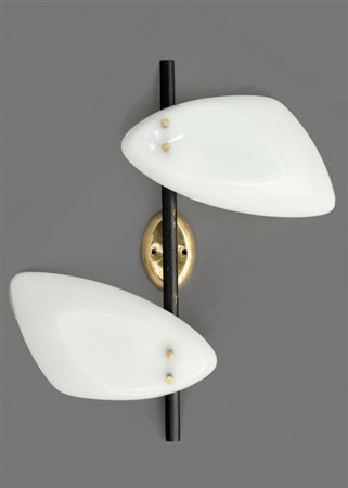 UNA LAMPADA A PARETE, anni "60. Ottone lucido e verniciato, perspex. Altezza...