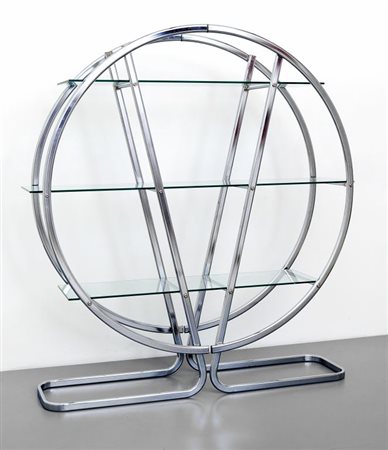 UNA ETAGERE, anni "70. Acciaio, cristallo. Cm 160 (h) x 150 x 40.