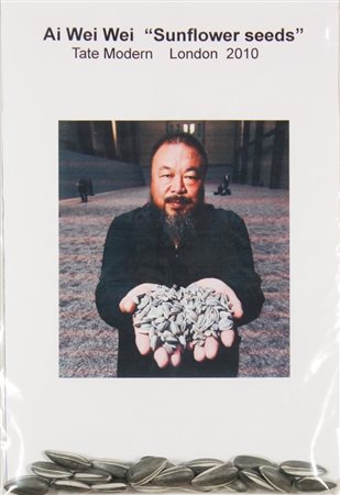 Ai Weiwei, Sunflower seed, 2010 Porcellana dipinta a mano in sacchetto di...