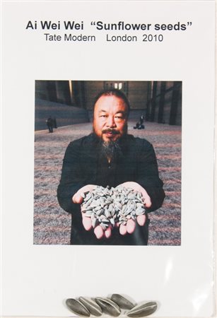 Ai Weiwei, Sunflower seed, 2010 Porcellana dipinta a mano in sacchetto di...