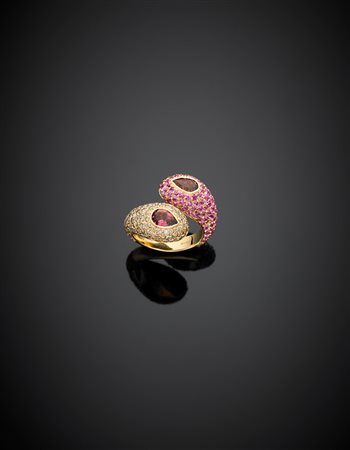 *Anello contrariè in oro giallo/rosa con due pavè in zaffiri rosa e diamanti...