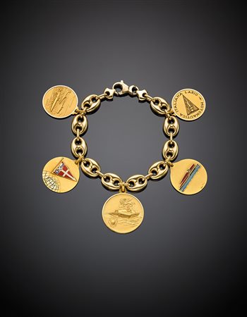 Bracciale a maglia marinara in oro giallo con cinque medaglie nautiche a...