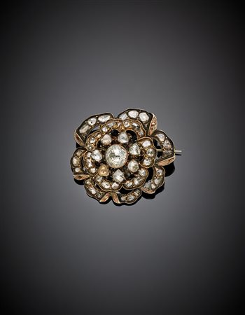 Broche a fiore in oro giallo e argento con diamanti irregolari g 13,47, diam....