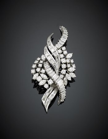 Broche in platino con diamanti rotondi, a navette, baguette e tapered per...