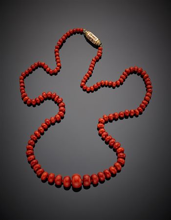 Collana a un filo di barilotti di corallo rosso da mm 5,44 a mm 17,70 circa,...