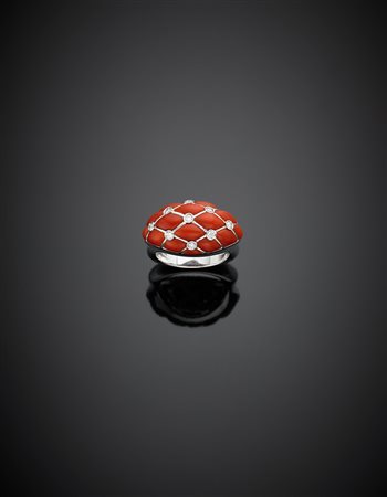 *Anello in oro bianco rifinito con mosaico in corallo rosso e diamanti, g...