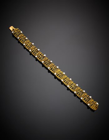 LA TRIOMPHEBracciale in oro giallo a segmenti articolati con diamanti...