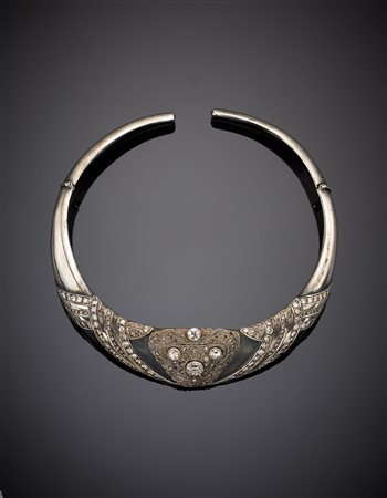 Collier rigido con apertura a scatto, in argento, platino, diamanti rotondi e...