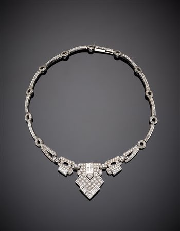 Collier a moduli geometrici in oro bianco con diamanti rotondi e a baguette,...